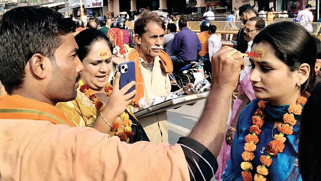 मंदिर के शिखर दर्शन को रामनगरी में उमड़े श्रद्धालु