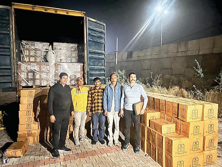 करीब 25 लाख रुपए की 300 पेटी अंग्रेजी शराब की बड़ी खेप सहित दो तस्कर किए गिरफ्तार