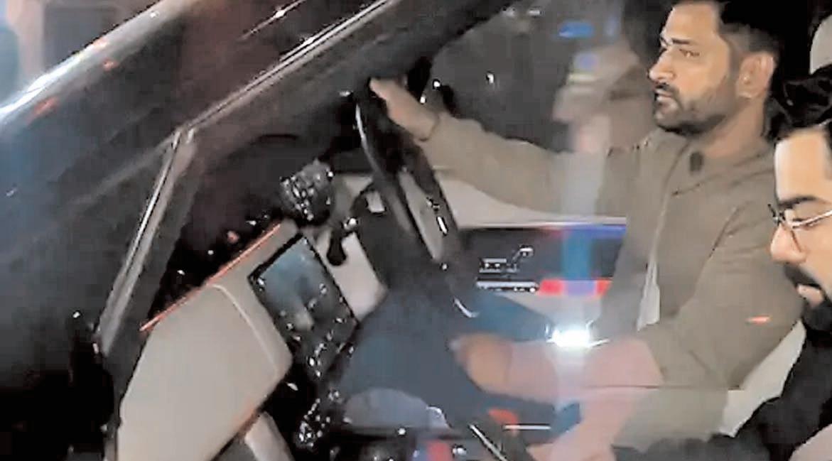 एमएस धोनी के घर पहुंचे विराट कोहली और ऋषभ पंत