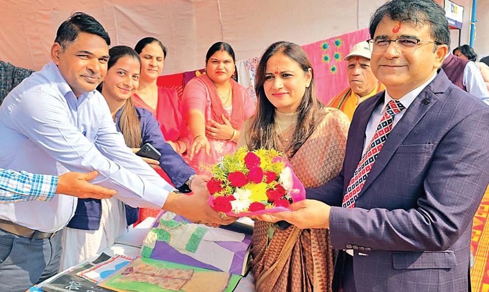 जिला उपायुक्त ने गीता जयंती समारोह में विभिन्न विभागों के स्टालों का अवलोकन किया