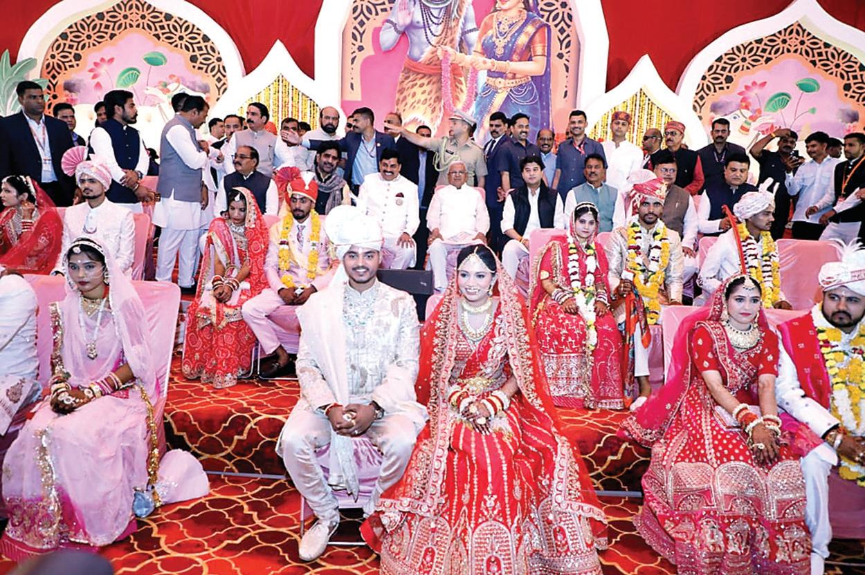 एक मंडप के नीचे सीएम और ड्राइवर बेटा ये डेस्टिनेशन नहीं डिवाइन वैडिंगः बाबा रामदेव