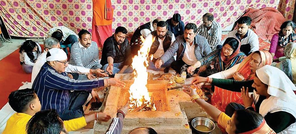 महावीर मंदिर के स्थापना दिवस पर हवन यज्ञ एवं प्रसाद वितरण का आयोजन