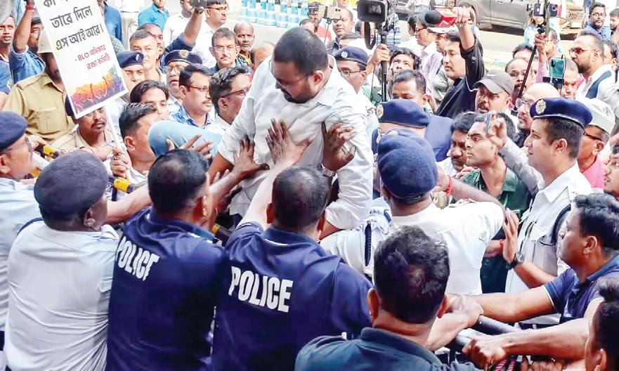 कोलकाता में एसआईआर को लेकर बीएलओ का भारी विरोध प्रदर्शन