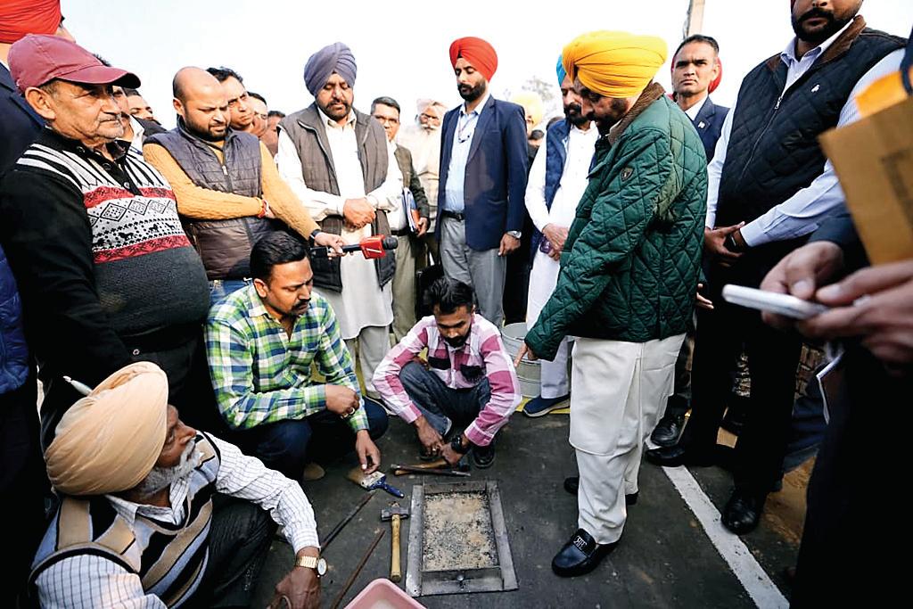 सीएम ने निर्माणाधीन सड़कों का किया मौका मुआयना
