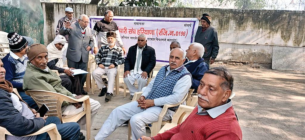 रिटायर्ड कर्मचारियों ने मांगों को लेकर की बैठक कल देगें उपायुक्त को ज्ञापन, करेंगे प्रदर्शन