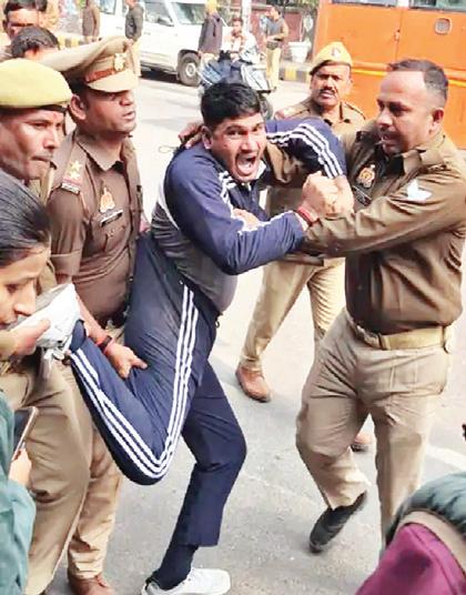 छात्रों की पुलिस से झड़प, सड़क पर घसीटा, प्रयागराज में UPPSC का घेराव करने पहुंचे, 300 जवान रोकने में लगे