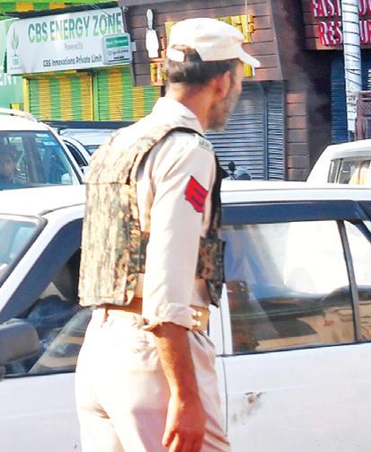 जम्मू-कश्मीर पुलिस की काउंटर-इंटेलिजेंस विंग ने कई जगहों पर छापेमारी की