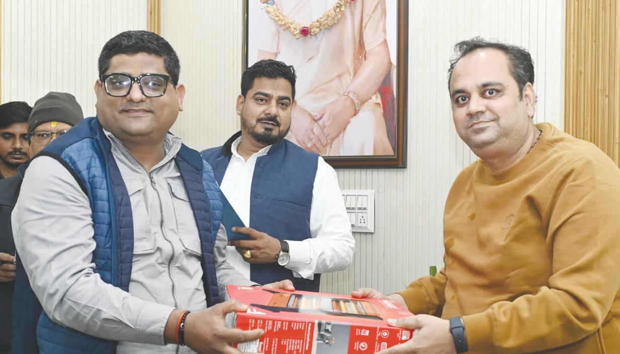 स्वास्थ्य एवं परिवहन मंत्री ने विकासपुरी में 100 इलेक्ट्रिक हीटर वितरित किए