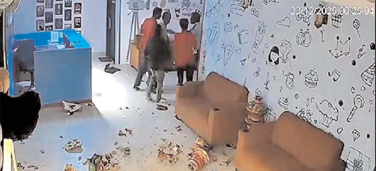 स्टाफ से वीडियो बनवाया, डिलीट हो गया तो बेरहमी से पीटा