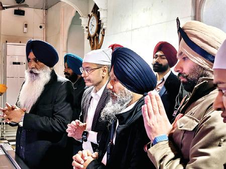 शहीदी सभा : डीजीपी पंजाब गौरव यादव ने गुरुद्वारा श्री फतेहगढ़ साहिब में टेका माथा, सुरक्षा प्रबंधों का लिया जायजा