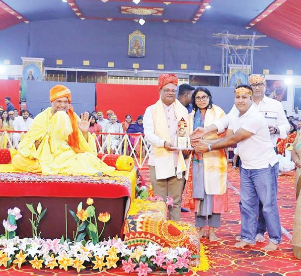 मॉरीशस के शिक्षा एवं मानव संसाधन मंत्री डॉ. महेंद गंगाप्रसाद ने लिया सिद्धगुरु श्री सिद्धेश्वर ब्रह्मर्षि गुरुदेव तिरुपति का आशीर्वाद