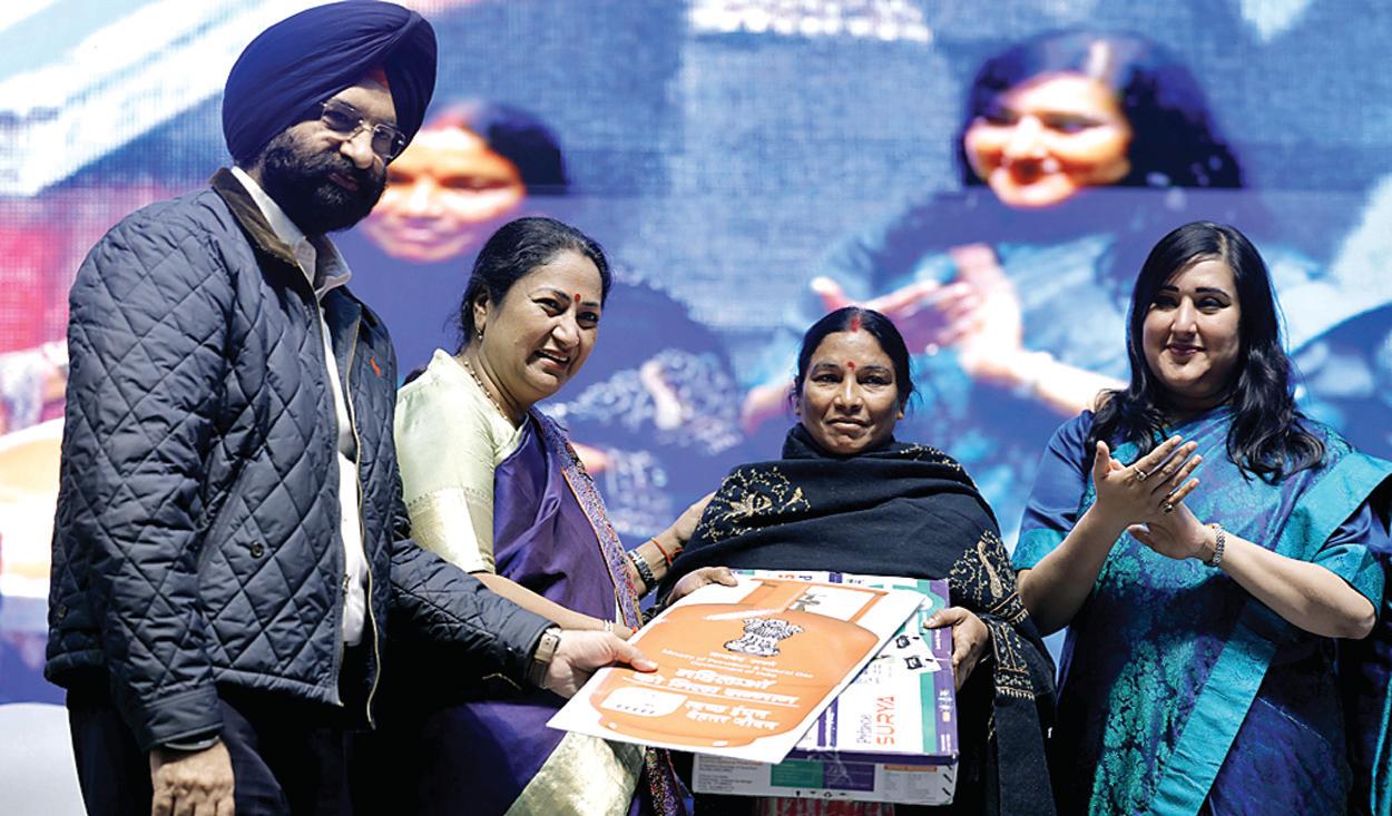 स्वच्छ रसोई से स्वस्थ दिल्ली तक: मुख्यमंत्री ने 5100 महिलाओं को दिया 'उज्ज्वला' का उपहार