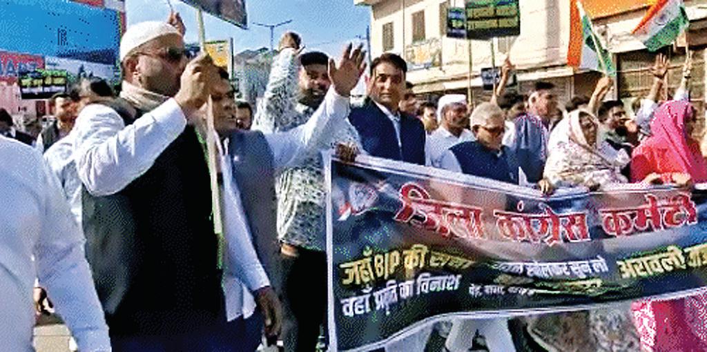 अलवर में अरावली बचाने के लिए सिर मुंडवाकर सड़कों पर उतरे लोग, कांग्रेस कार्यकर्ता और पुलिसकर्मी भिड़े