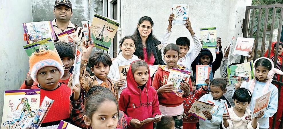 डेरा सच्चा सौदा के सेवादारों ने जरूरतमंद बच्चों को दी स्टेशनरी
