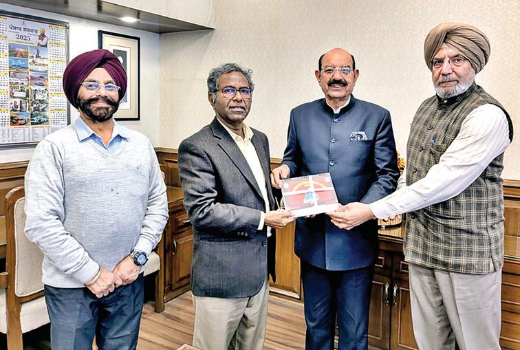 मोहिंदर भगत ने रक्षा सेवाएं कल्याण विभाग की डायरी और टेबल कैलेंडर-2026 किया जारी