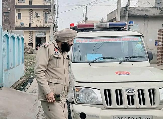 कार्रवाई: विशेष जांच टीम ने की छापेमारी, 2 व्यक्ति गिरफ्तार