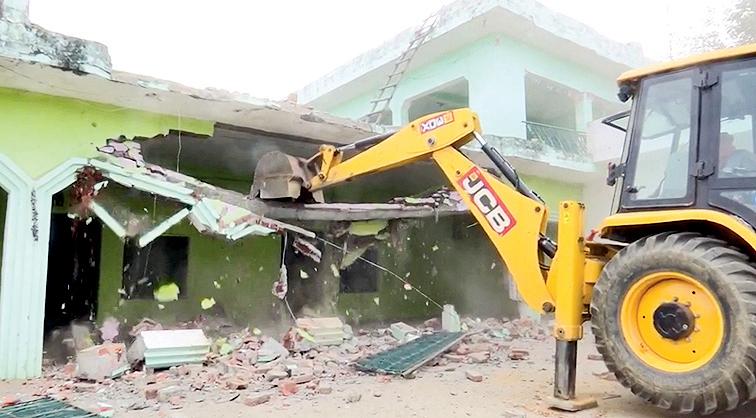 यूपी के संभल में 2 मस्जिदें और एक मदरसा तोड़ा