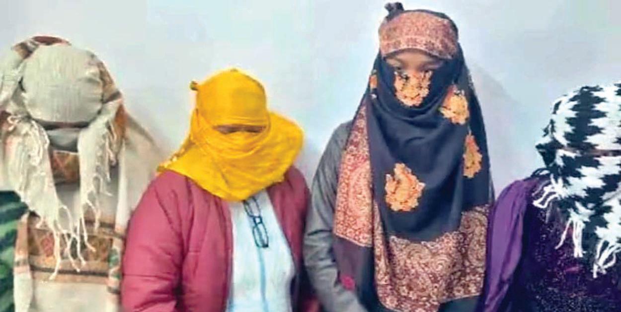रात में पड़ा छापा तो हर कमरे में मिलीं लड़कियां, लोग हैरान
