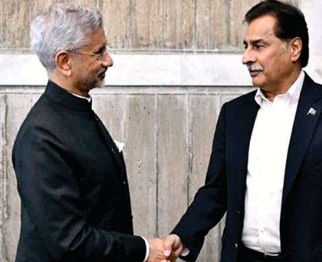 हाथ मिलाने पर हंगामा है क्यों बरपा?