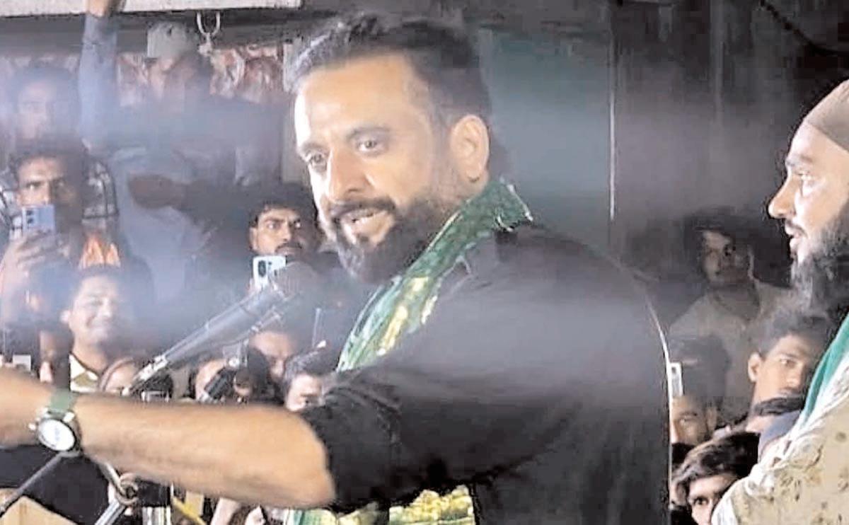 निकाय चुनाव प्रचार के दौरान इम्तियाज जलील को भीड़ ने घेरा
