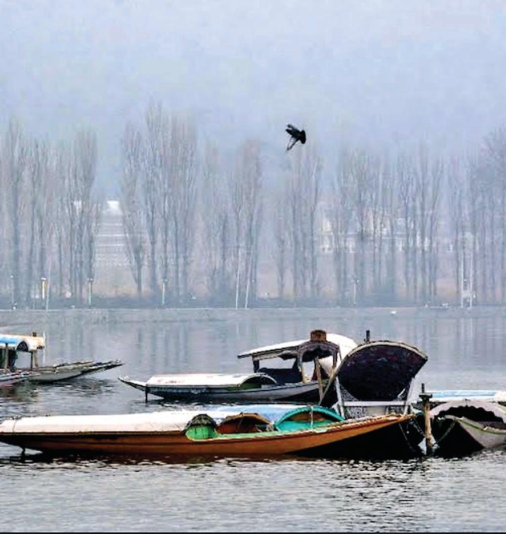 कश्मीर में ठंड का कहर, जमने लगी फेमस डल झील