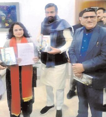 मुख्यमंत्री नायब सैनी को भेंट की सैनिक जीवन पर आधारित प्रेरणादायी पुस्तक