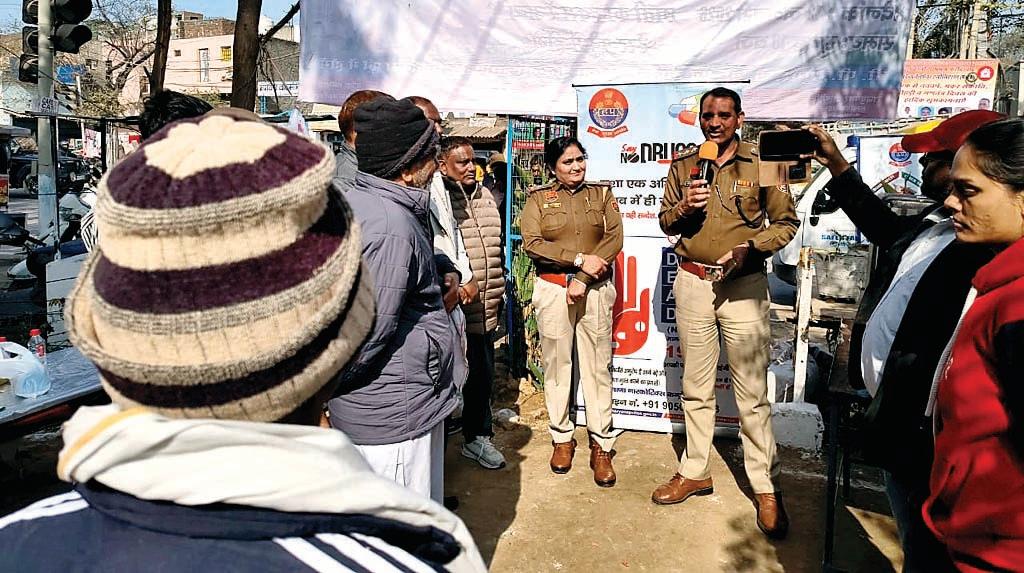 सामुदायिक पुलिसिंग सेल फरीदाबाद एवं वाल्मीकि अखाड़ा द्वारा मुल्ला होटल पर जागरूकता कार्यक्रम का किया आयोजन