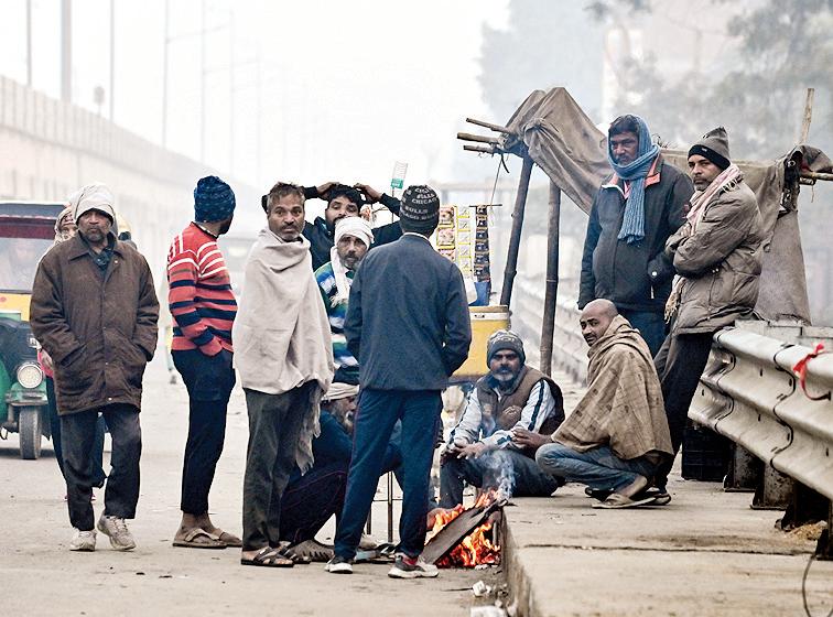 नॉर्थ इंडिया में हाड़ कंपा देने वाली ठंड, कई जगह घना कोहरा