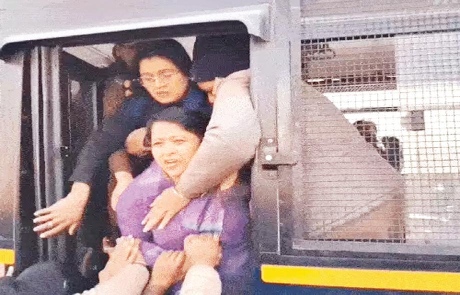 रेखा आर्य के पति पर FIR को लेकर कांग्रेस का हंगामा, महिला कार्यकर्ताओं की पुलिस से झड़प