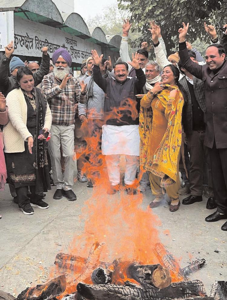 कुरुक्षेत्र विश्वविद्यालय में भव्य "लोहड़ी उत्सव" : पूर्व मंत्री सुभाष सुधा सहित अधिकारी, कर्मचारी हुए शामिल
