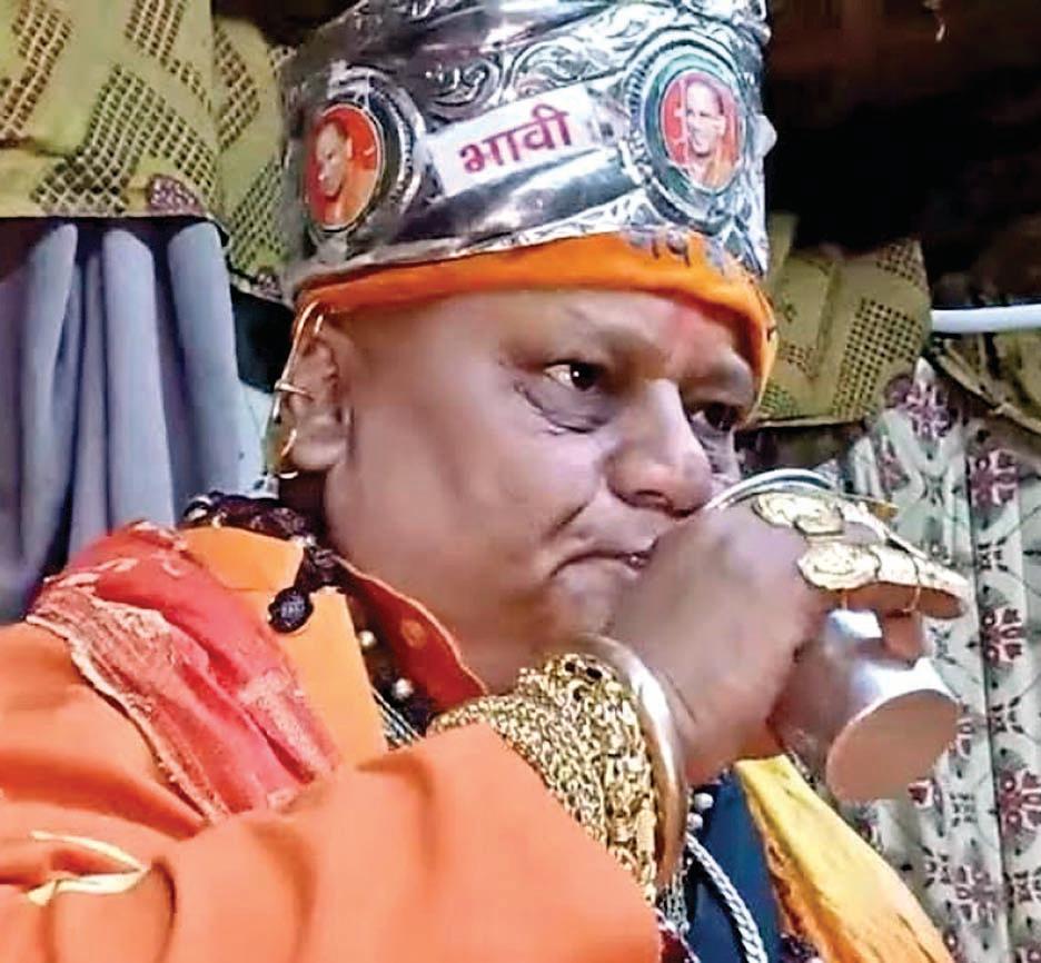 पांच करोड़ का सोना पहनने वाले गूगल गोल्डन बाबा को नहीं लगता डर
