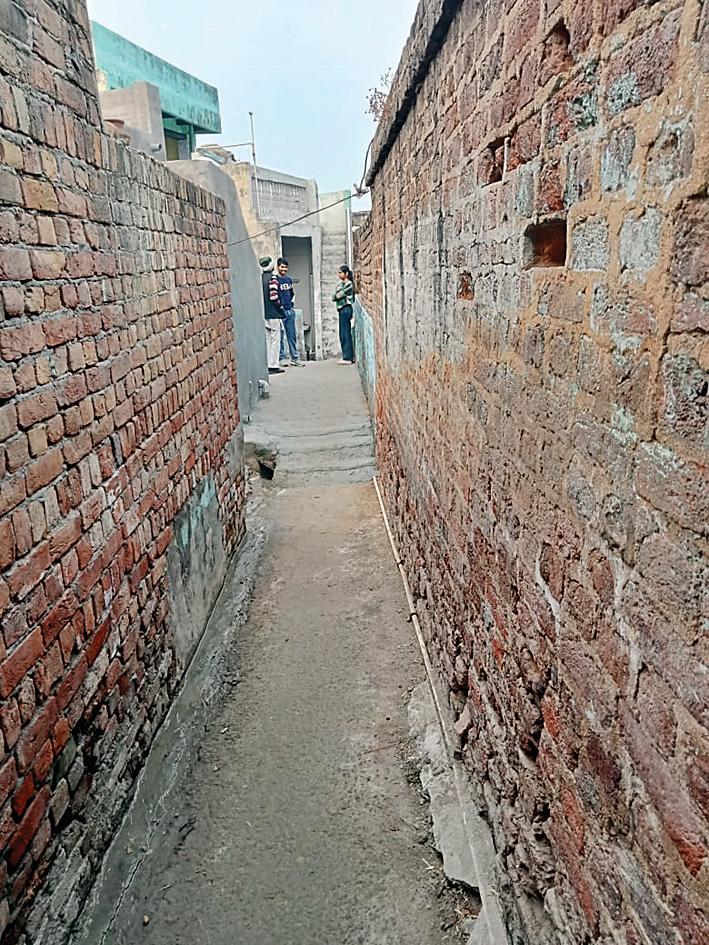 गांव बहीन में गलत निर्माण से घर में घुसने लगा पानी शिकायतकर्ता ने कहा जलभराव से हो सकता है कोई हादसा