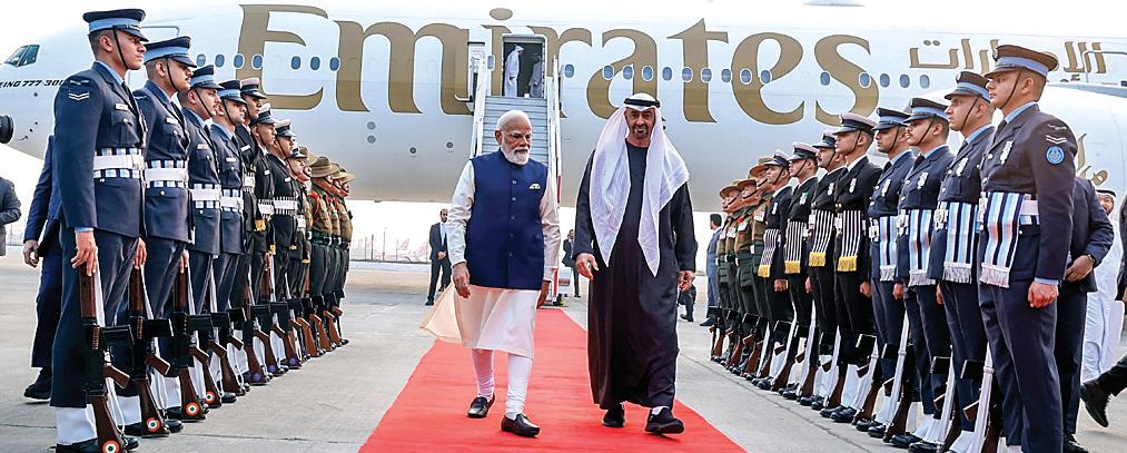 भारत पहुंचे यूएई के राष्ट्रपति, पीएम मोदी ने किया स्वागत