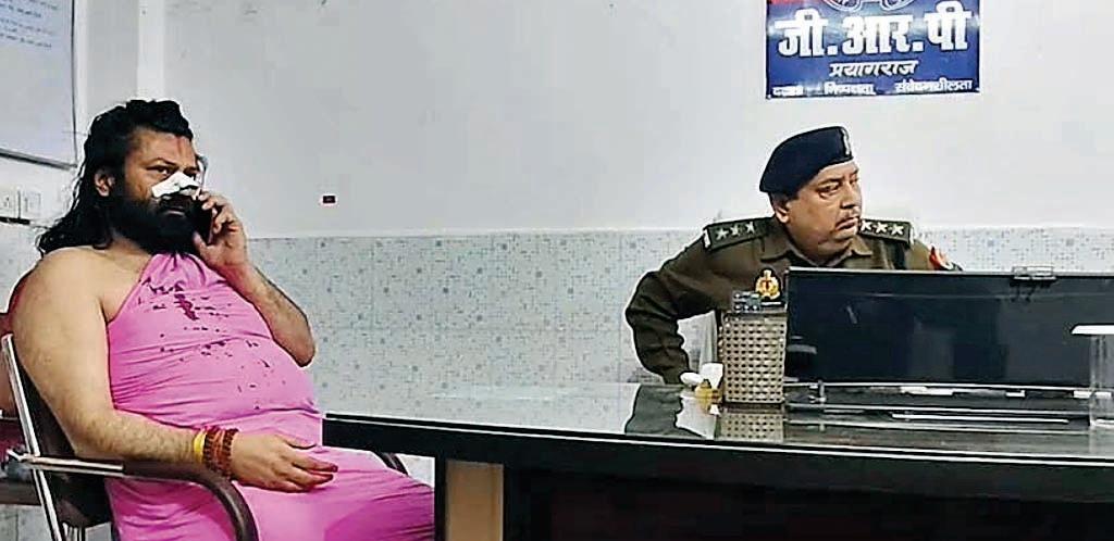 आशुतोष ब्रह्मचारी ने टॉयलेट में खुद चीरा लगाकर जख्मी किया