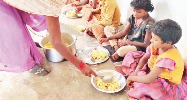 बासी खाना खाने से 100 छात्र बीमार, एक छात्र की मौत