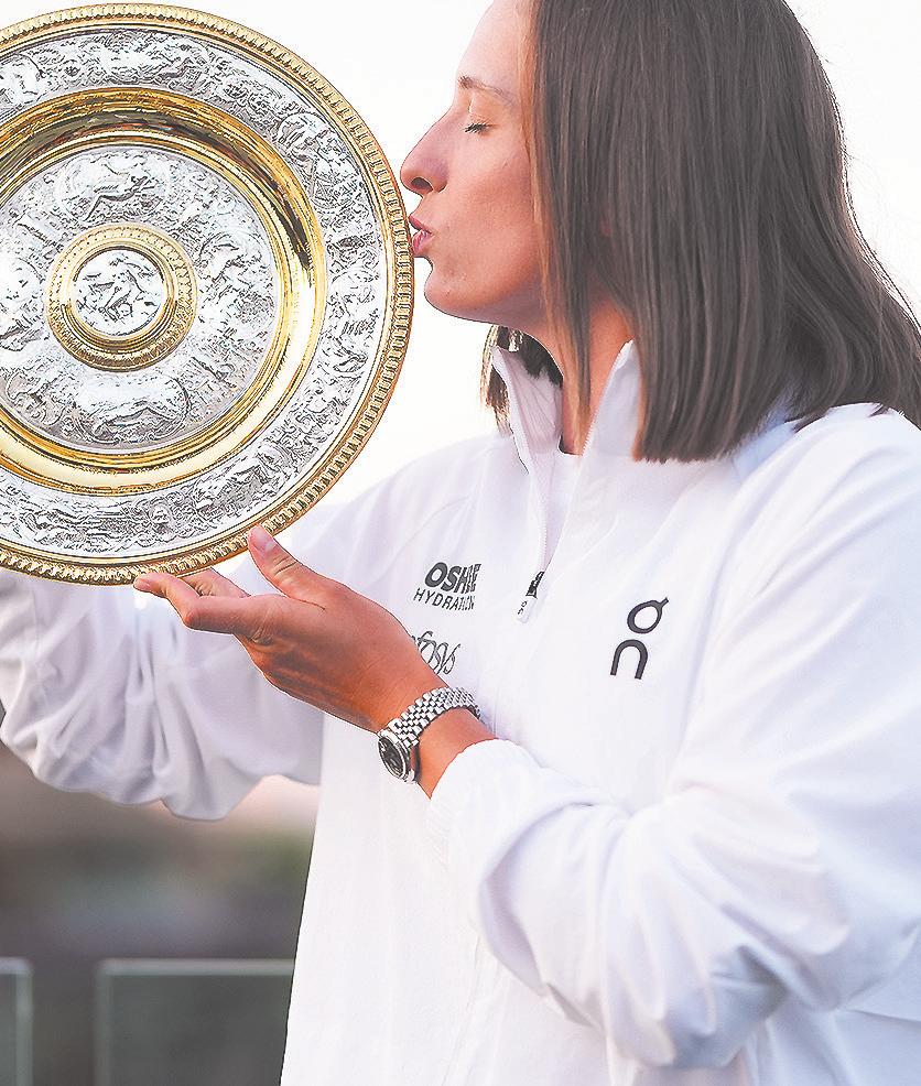 Swiatek crushes Anisimova to win maiden Wimbledon crown