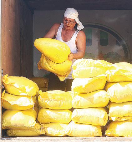 Economic dev't committee reviewing recommendations to adjust rice tariff