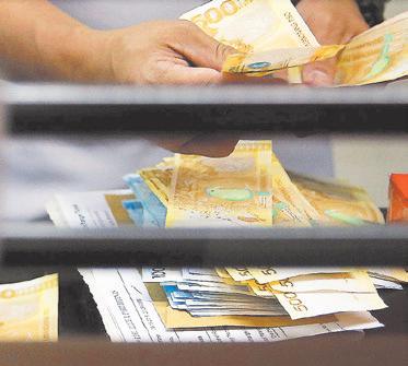 Peso edges up vs dollar ahead of US labor data