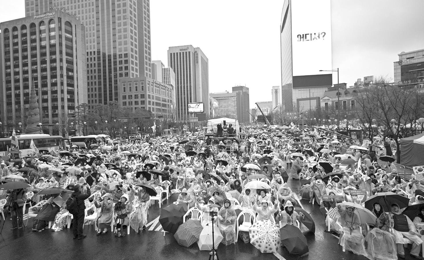 Thousands rally for SK's impeached president