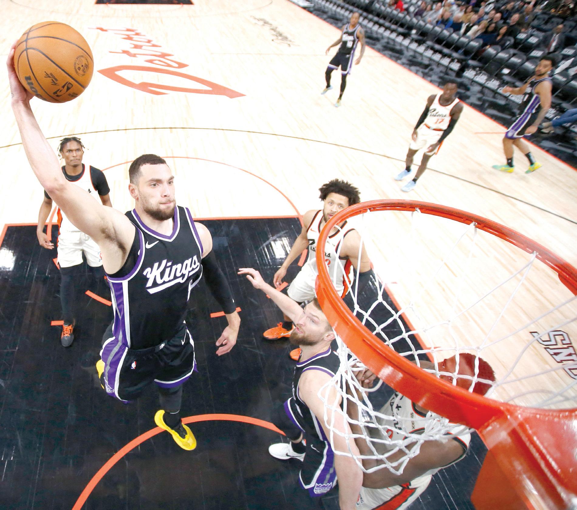LaVine boosts Kings' postseason bid