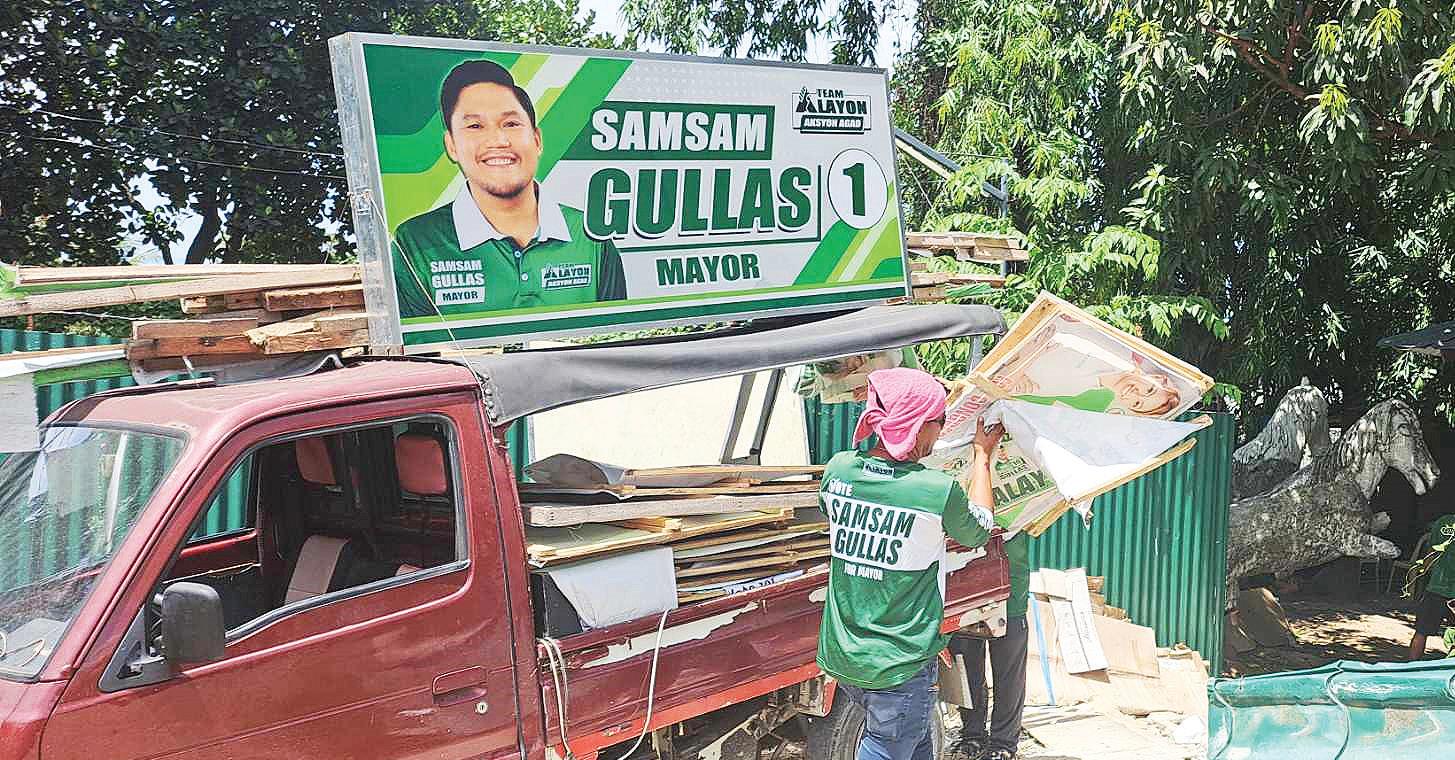 'Remove poll posters'