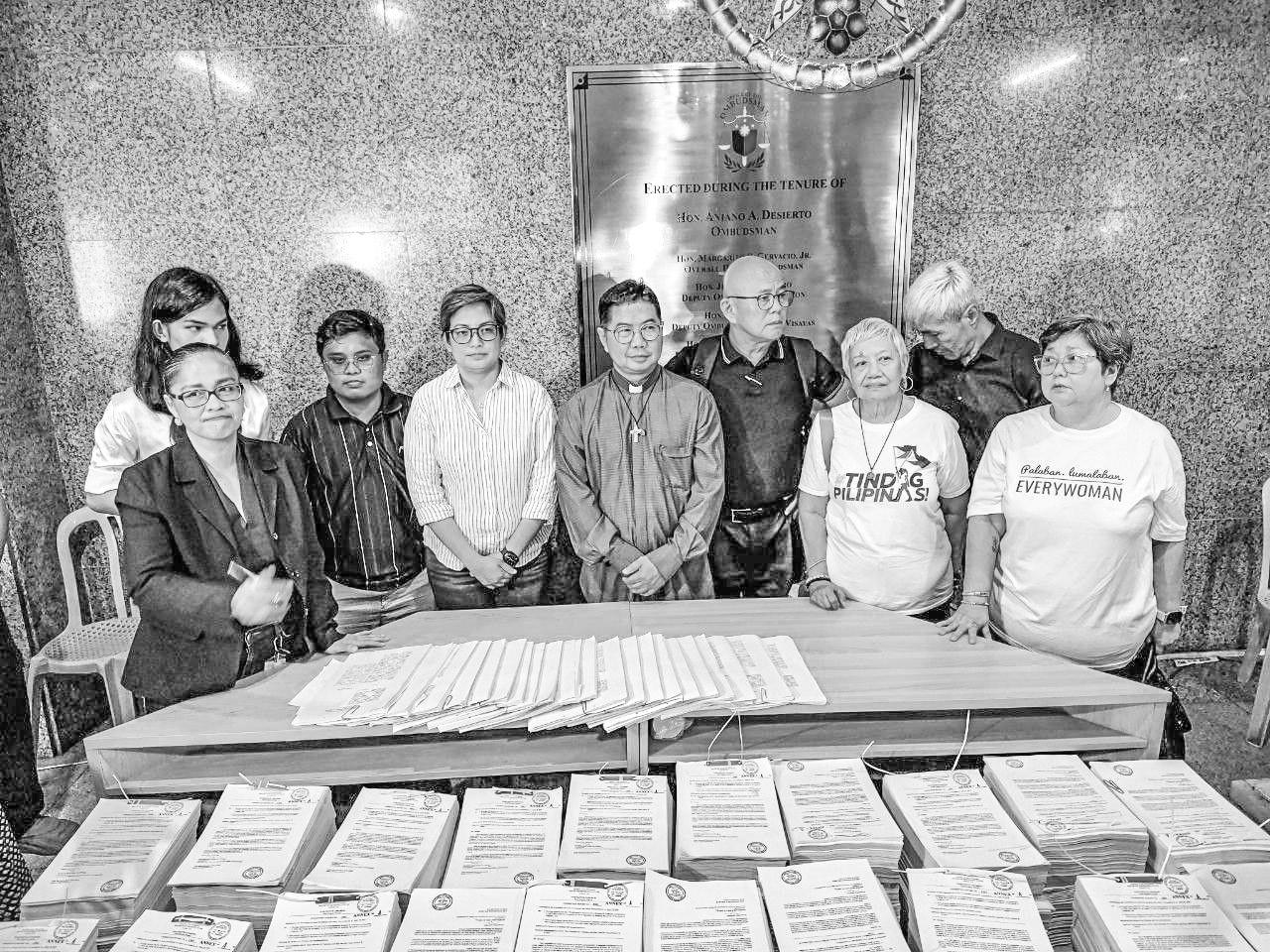 Sara faces plunder case Lover confidential funds