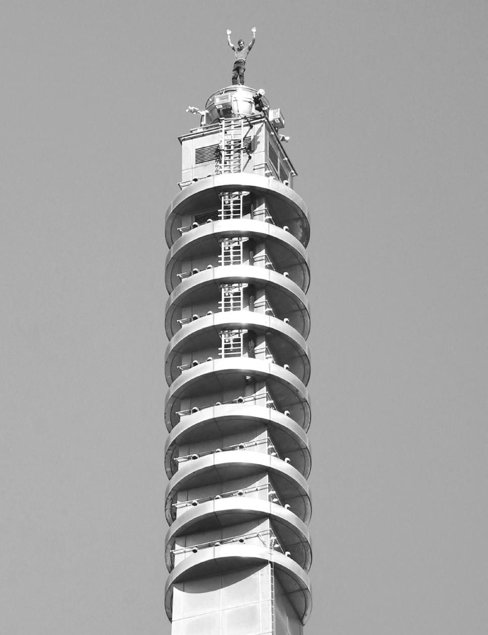 American daredevil free-climbs Taipei 101