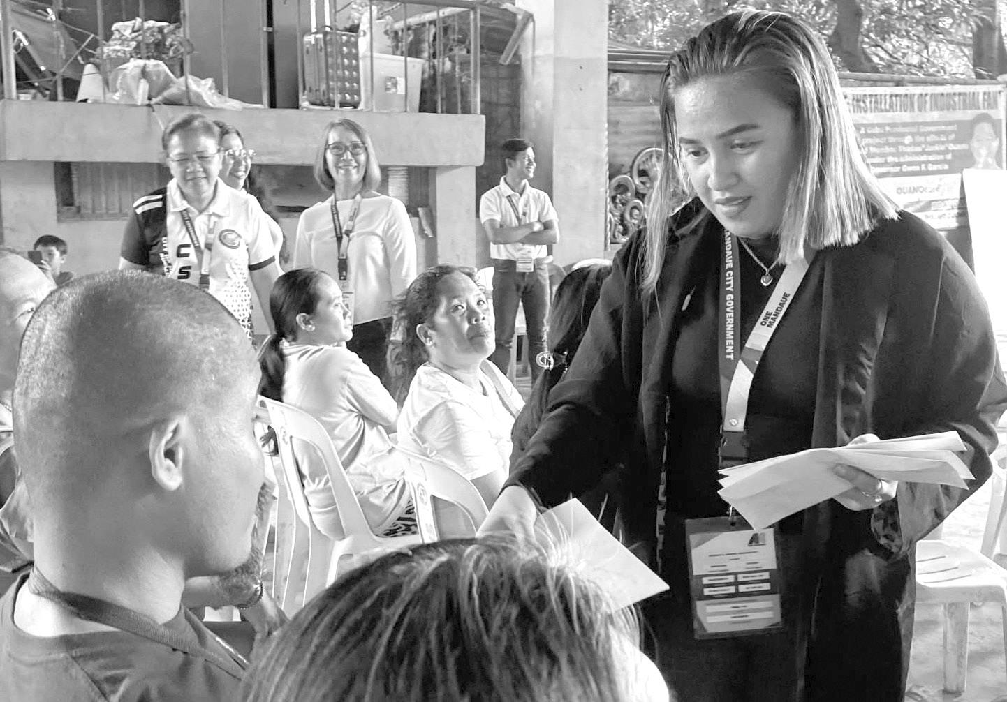 Mandaue Fire victims get cash assistance