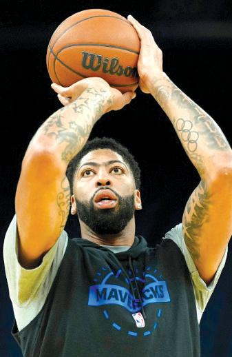 Mavs trade star Davis to Wizards