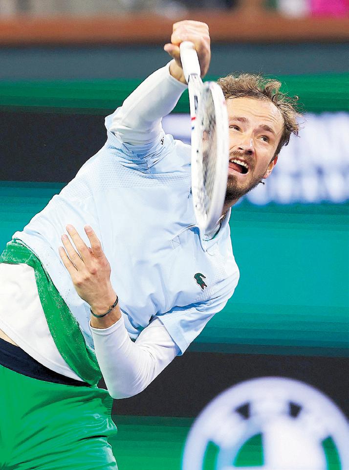 Medvedev tops Paul; Swiatek rips Muchova