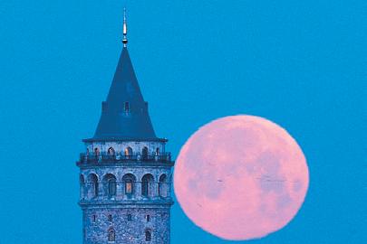 Stargazers marvel at Blood Moon during lunar eclipse