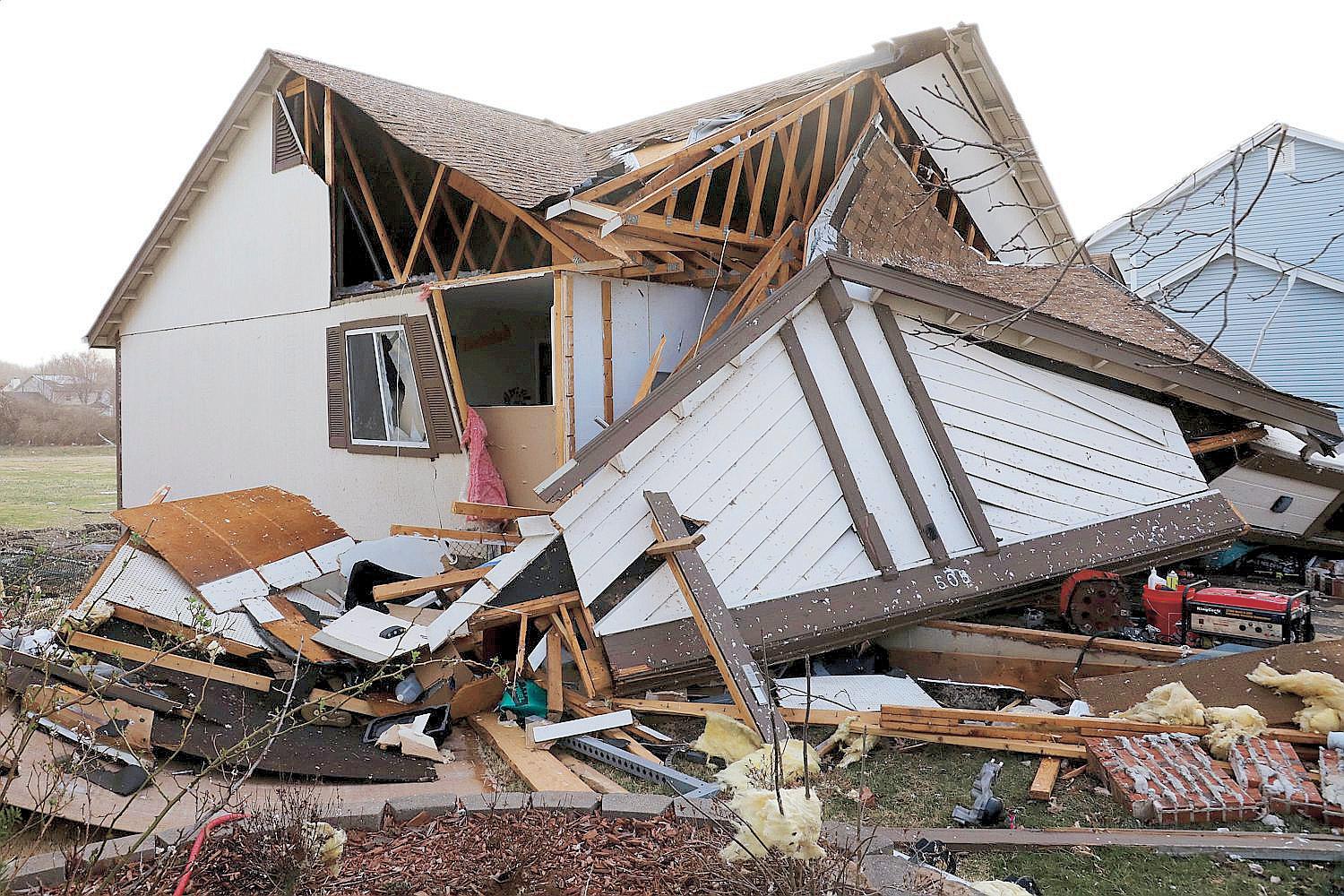 Major storms in central US leave 33 dead