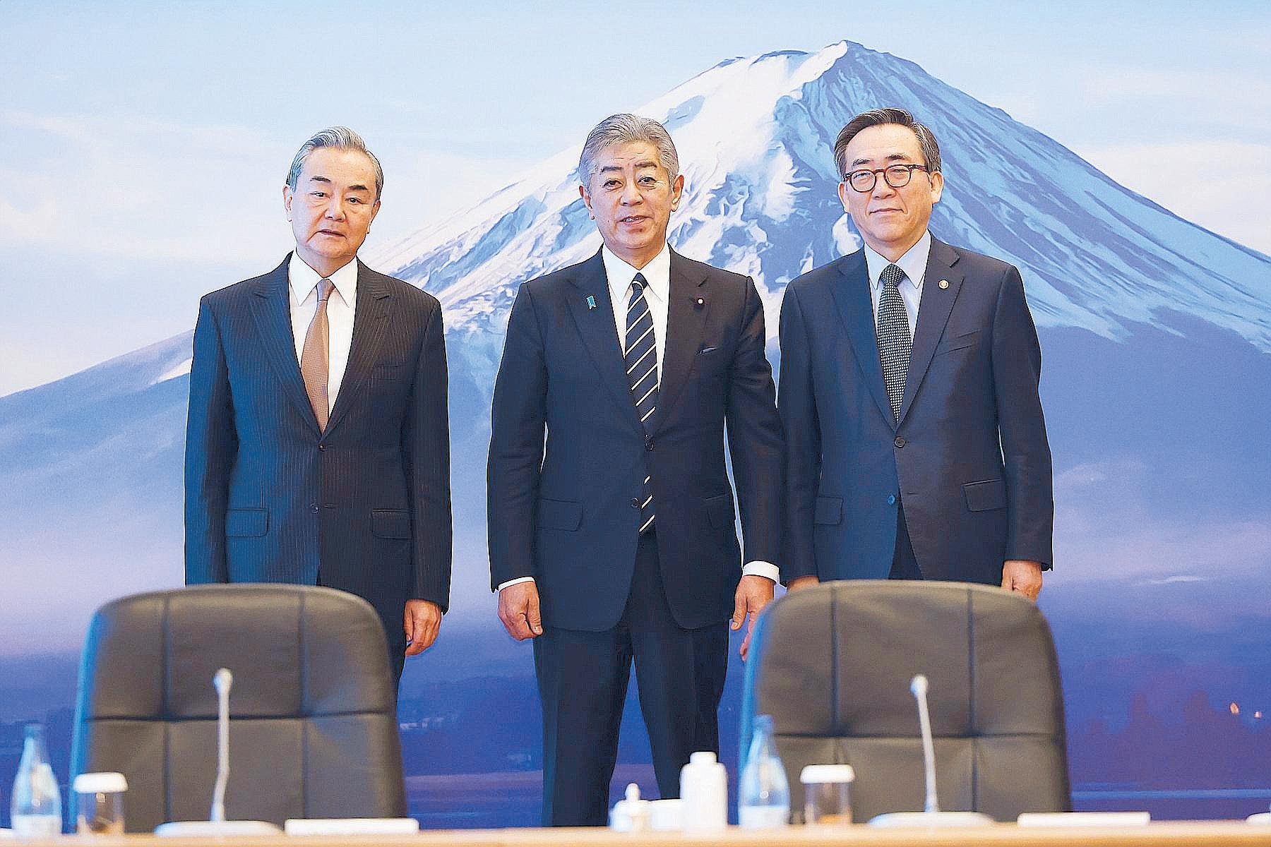 Japan, China, South Korea Discuss Trilateral Cooperation