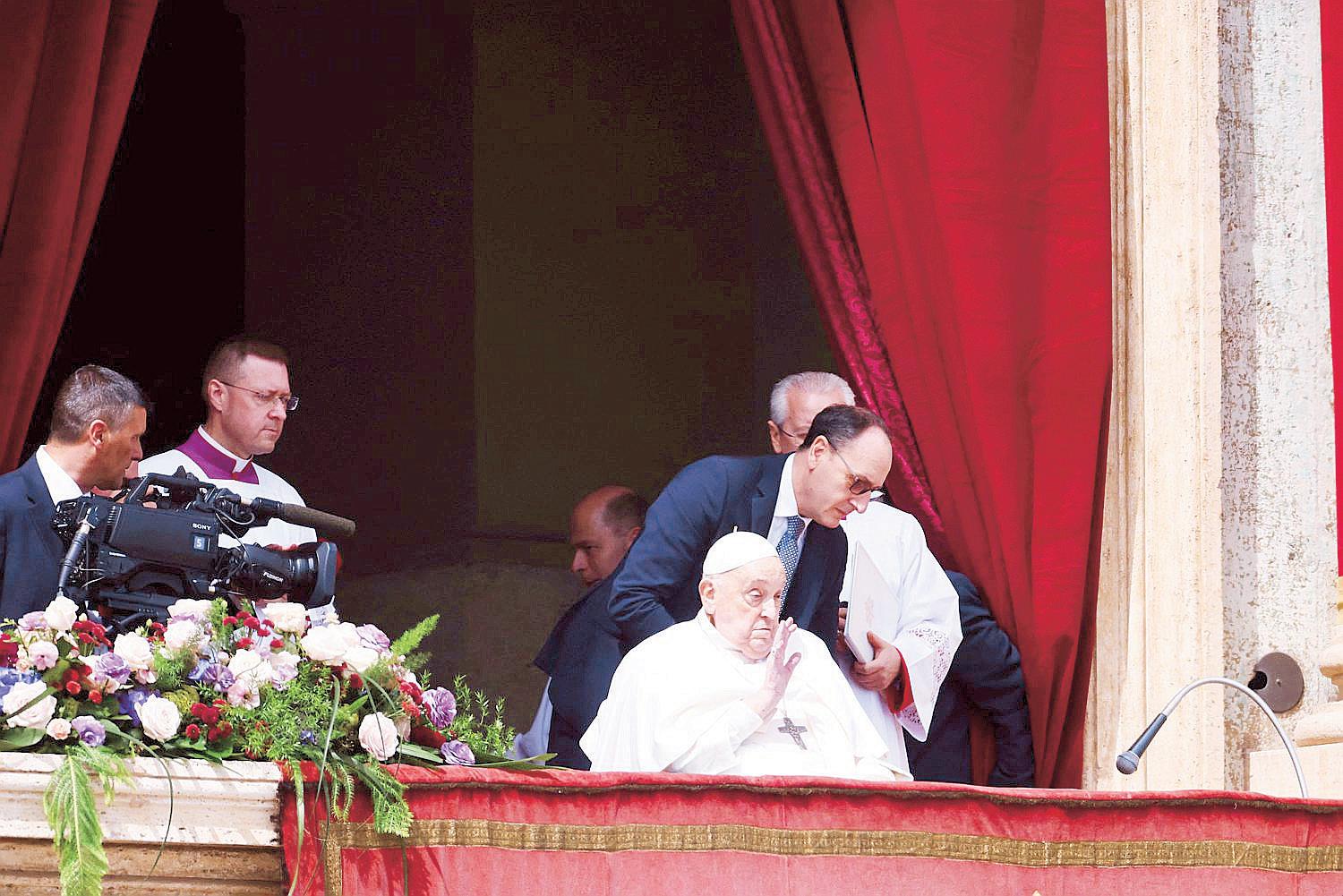 Pope Francis Appears on Easter to Cheers